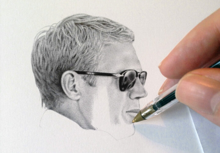 Steve McQueen face sombre regardant au volant d une voiture classique