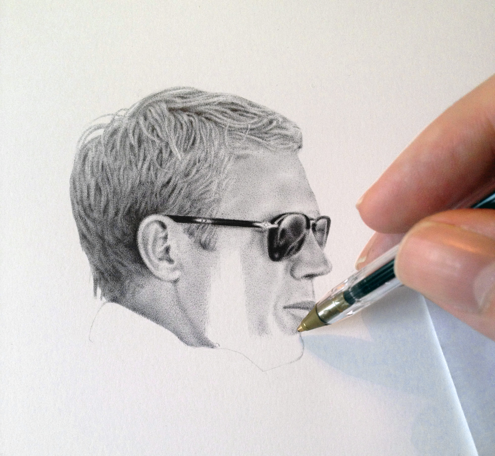 Steve McQueen face sombre regardant au volant d une voiture classique