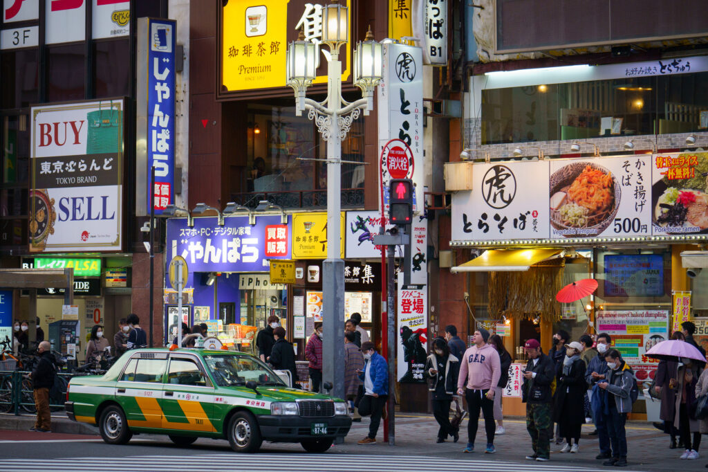 chauffeur en gants blancs et interieur en dentelle d un taxi Tokyo Japon insolite