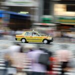 chauffeur en gants blancs et interieur en dentelle d un taxi Tokyo Japon insolite