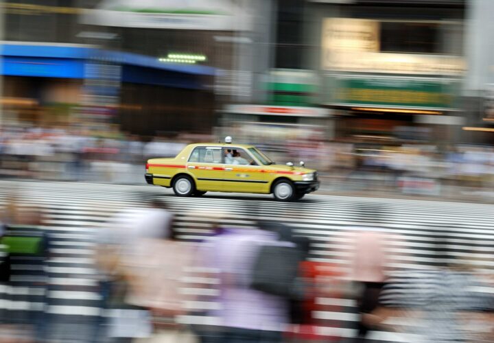 chauffeur en gants blancs et interieur en dentelle d un taxi Tokyo Japon insolite
