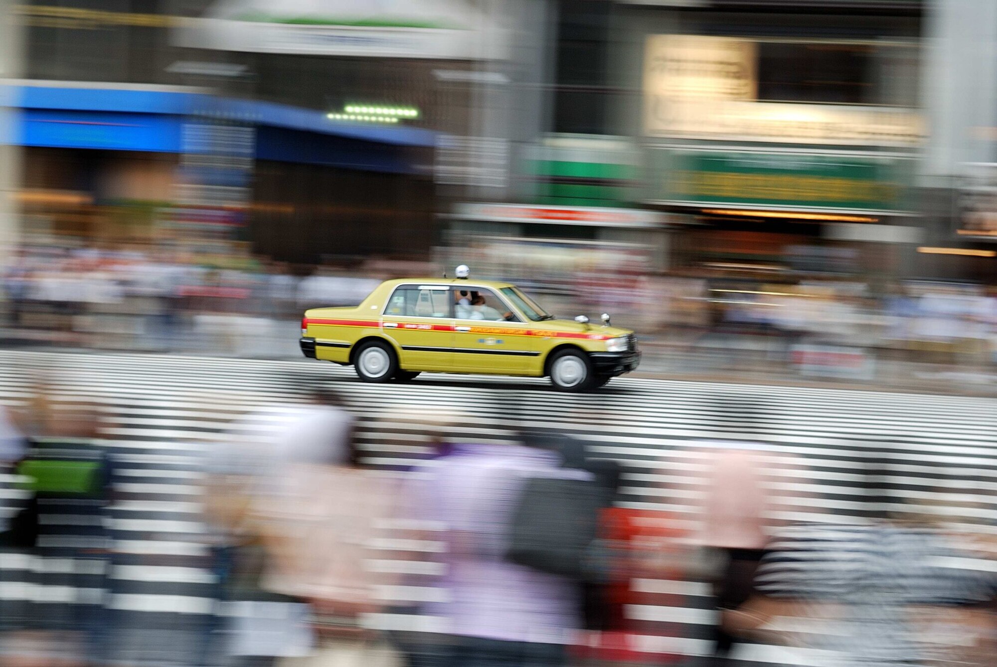 chauffeur en gants blancs et interieur en dentelle d un taxi Tokyo Japon insolite