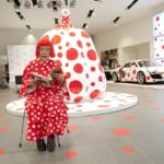 Audi R8 recouverte de motifs a pois pour l oeuvre Yayoi Kusama automobile en exposition