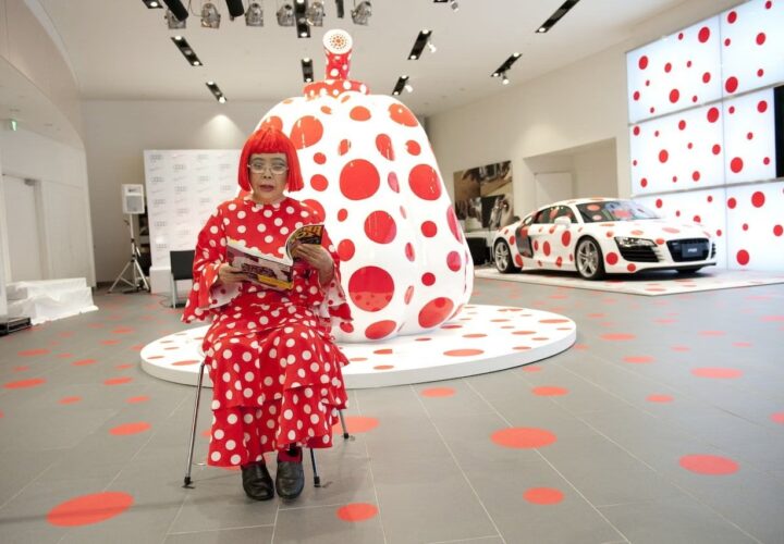 Audi R8 recouverte de motifs a pois pour l oeuvre Yayoi Kusama automobile en exposition