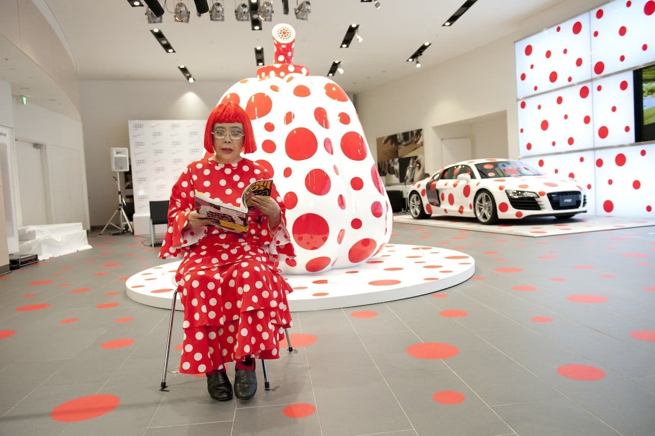 Audi R8 recouverte de motifs a pois pour l oeuvre Yayoi Kusama automobile en exposition