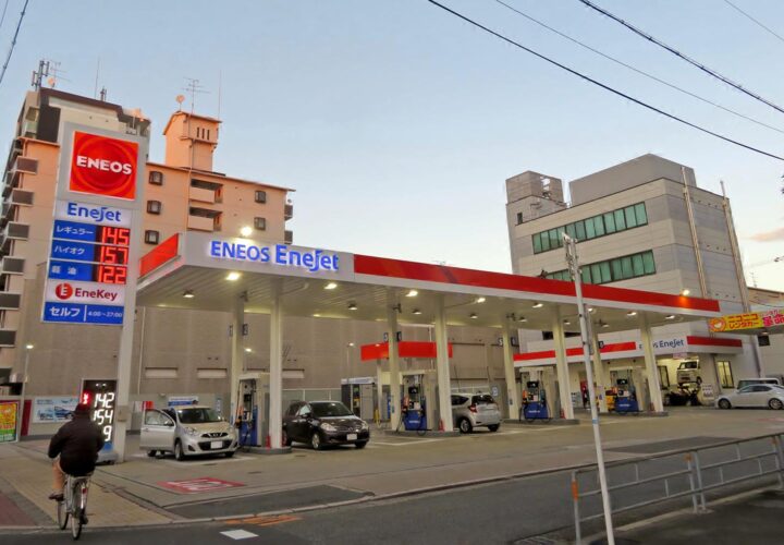pompistes effectuant le rituel du plein d essence au Japon dans une station service Eneos