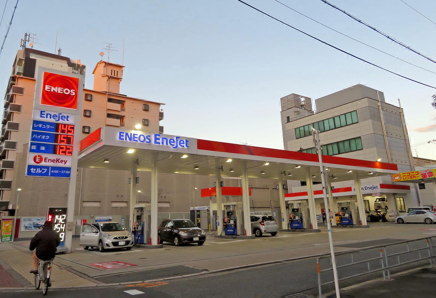 pompistes effectuant le rituel du plein d essence au Japon dans une station service Eneos