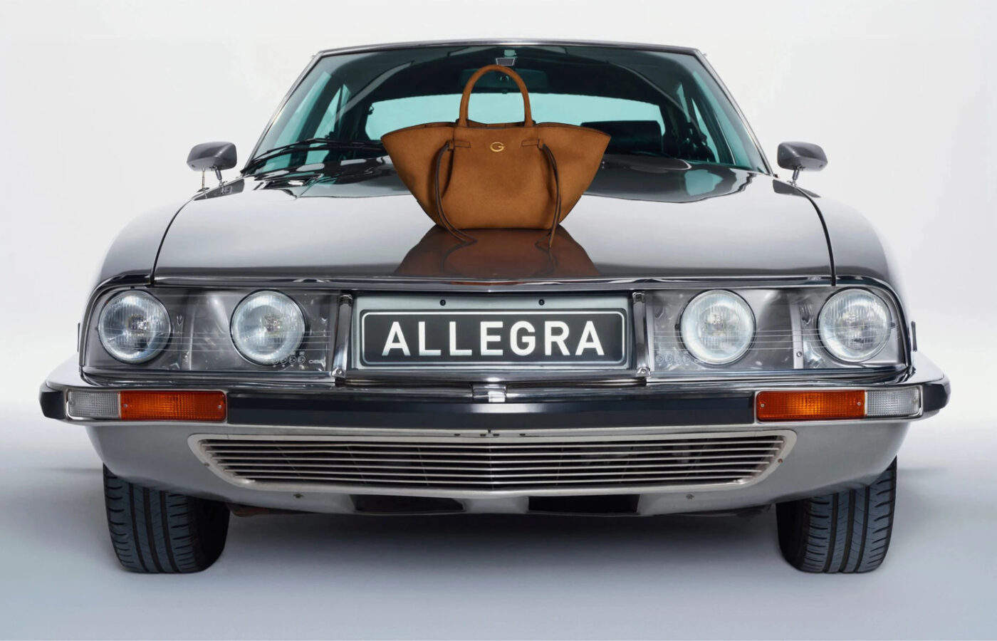 Citroen SM dans la campagne mode Guess avec Maura Higgins et le sac Allegra