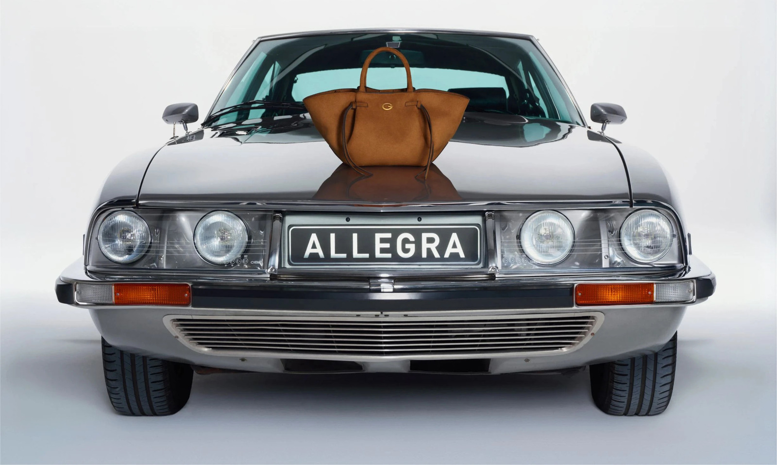 Citroen SM dans la campagne mode Guess avec Maura Higgins et le sac Allegra