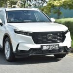 berline compacte dans les rues de Singapour illustrant le prix voiture Singapour et les taxes