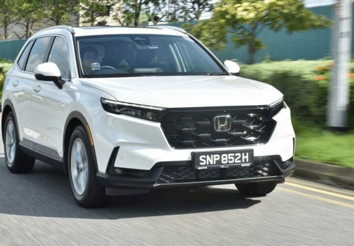 berline compacte dans les rues de Singapour illustrant le prix voiture Singapour et les taxes