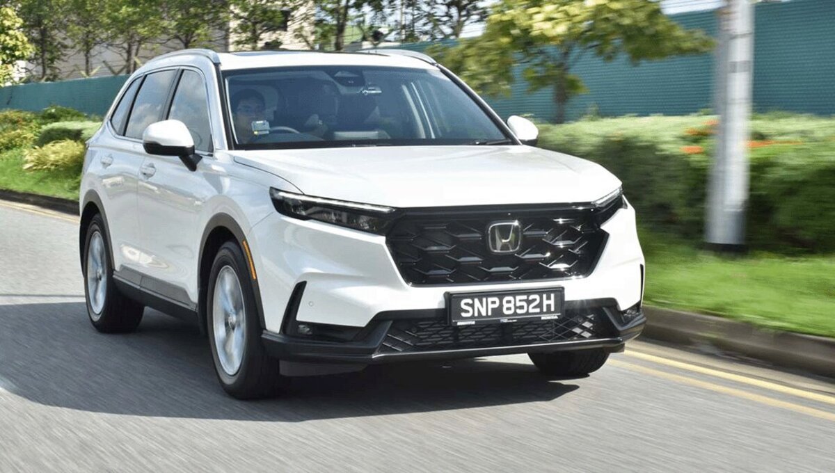 berline compacte dans les rues de Singapour illustrant le prix voiture Singapour et les taxes