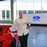 la designer Magalie Debellis devant une maquette de Ford Performance en studio