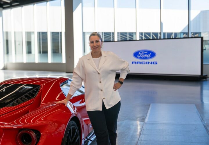 la designer Magalie Debellis devant une maquette de Ford Performance en studio