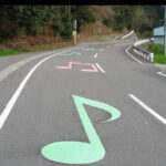 panneau avec des notes de musique au bord d une Melody Road au Japon pres du Mont Fuji
