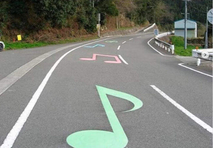 panneau avec des notes de musique au bord d une Melody Road au Japon pres du Mont Fuji