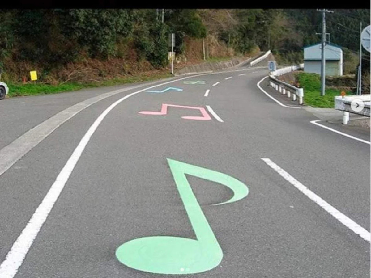 panneau avec des notes de musique au bord d une Melody Road au Japon pres du Mont Fuji