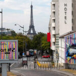 fresque murale urbaine coloree du smart Street Art Project representant la citadine