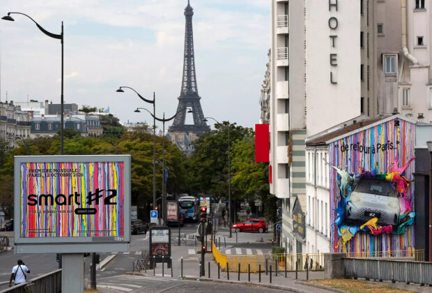 fresque murale urbaine coloree du smart Street Art Project representant la citadine