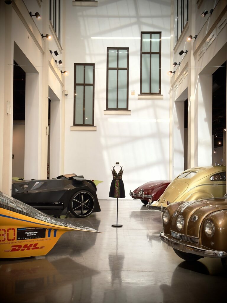voiture de collection et robe de haute couture au musee automobile malaga