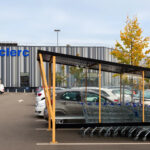 voitures garees sur un parking de supermarche bondant un samedi apres-midi