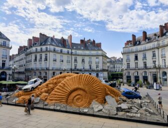 L&rsquo;automobile transformée en fossile contemporain : l&rsquo;installation choc de Théo Mercier à Nantes