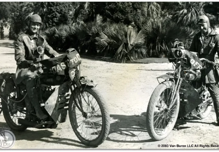 les deux soeurs Van Buren a moto Indian en 1916 lors de leur traversee