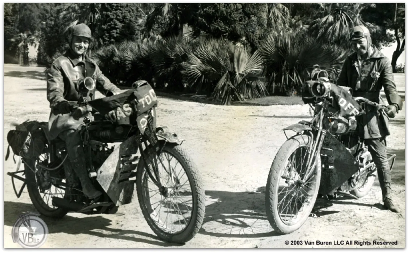 les deux soeurs Van Buren a moto Indian en 1916 lors de leur traversee