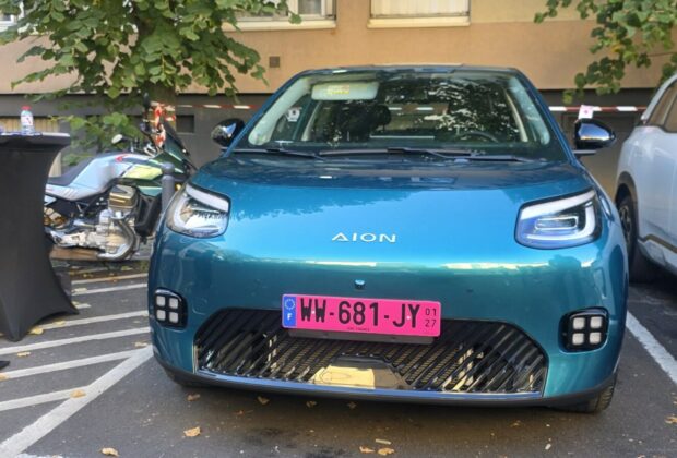 GAC Aion UT bleue vue de face sur un parking
