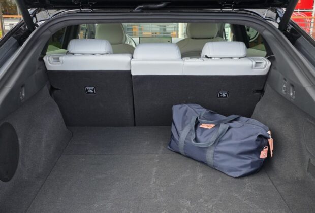 Grand coffre ouvert de la XPeng P7+ avec un sac de voyage