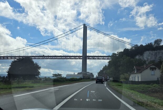Pont suspendu aperçu depuis une route traversant l’estuaire de la Seine