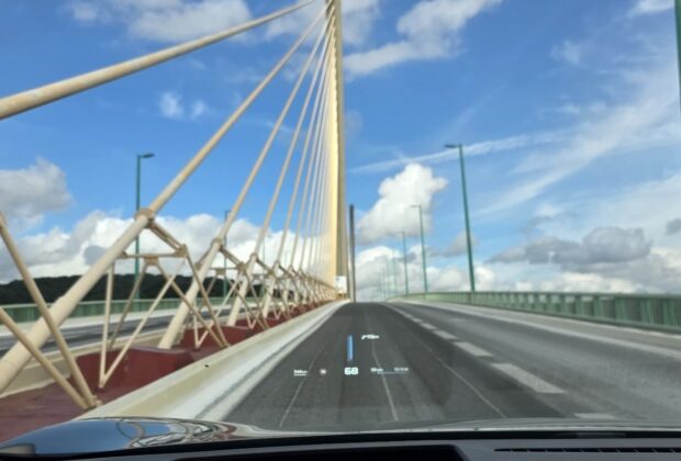 Pont à haubans vu depuis la XPeng P7+ avec affichage tête haute sur le pare-brise