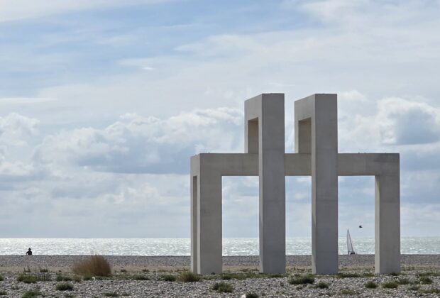 Sculpture monumentale blanche installée sur la plage du Havre