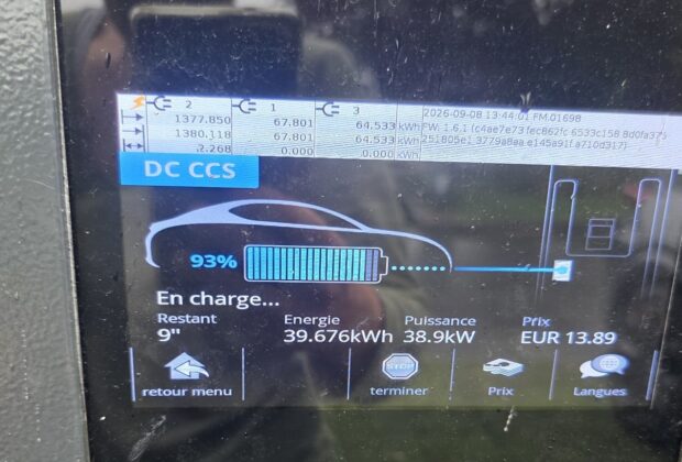 Écran d’une borne indiquant une recharge à 93 % pour 13,89 euros
