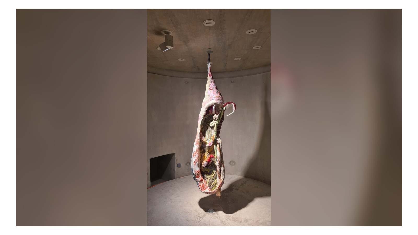 Sculpture textile suspendue de Tamara Kostianovsky évoquant une carcasse, présentée dans Manifesta – La Traversée à Lyon.
