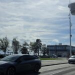 XPeng P7+ circulant près de la tour François Ier à l’entrée du Havre