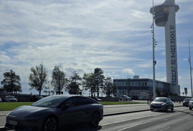 XPeng P7+ circulant près de la tour François Ier à l’entrée du Havre