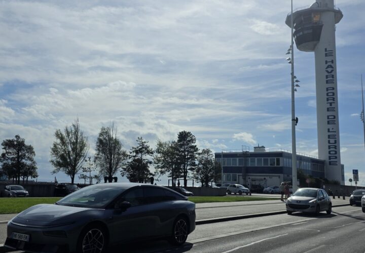 XPeng P7+ circulant près de la tour François Ier à l’entrée du Havre