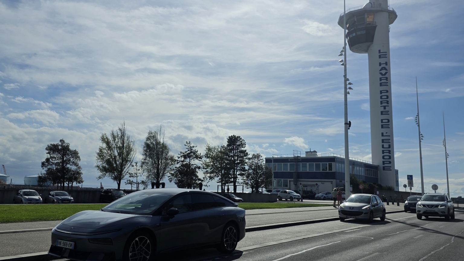 XPeng P7+ circulant près de la tour François Ier à l’entrée du Havre