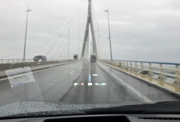 Pont de Normandie sous la pluie vu depuis la XPeng P7+