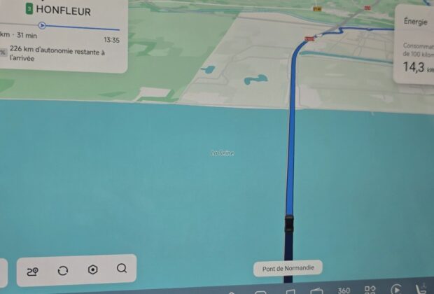 Carte de navigation de la XPeng P7+ indiquant la direction de Honfleur