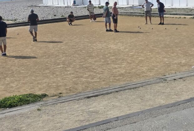 Joueurs de pétanque sur la plage de galets du Havre