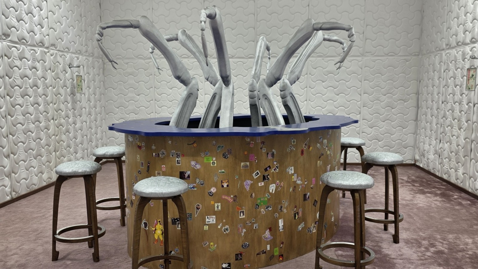 Installation Superanxiety Nexium de Can Yıldırım et Lalin Mercan à l’IAC de Villeurbanne.