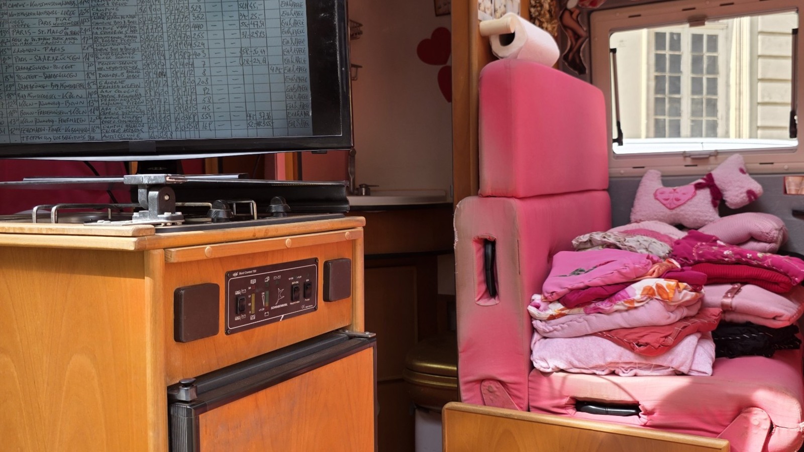Intérieur du camping-car rose Biographische Skulptur numéro 32 d’EVA et ADELE.
