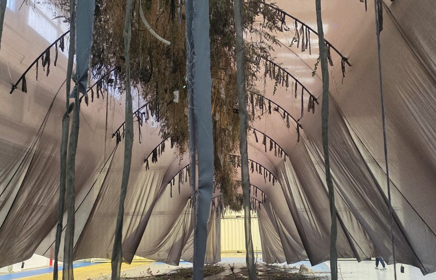 Installation de Laure Prouvost présentée aux Grandes Locos pendant la Biennale de Lyon 2026.