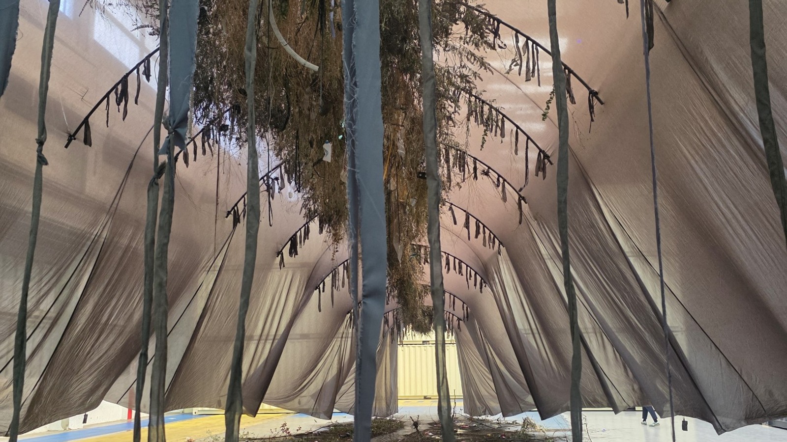 Installation de Laure Prouvost présentée aux Grandes Locos pendant la Biennale de Lyon 2026.