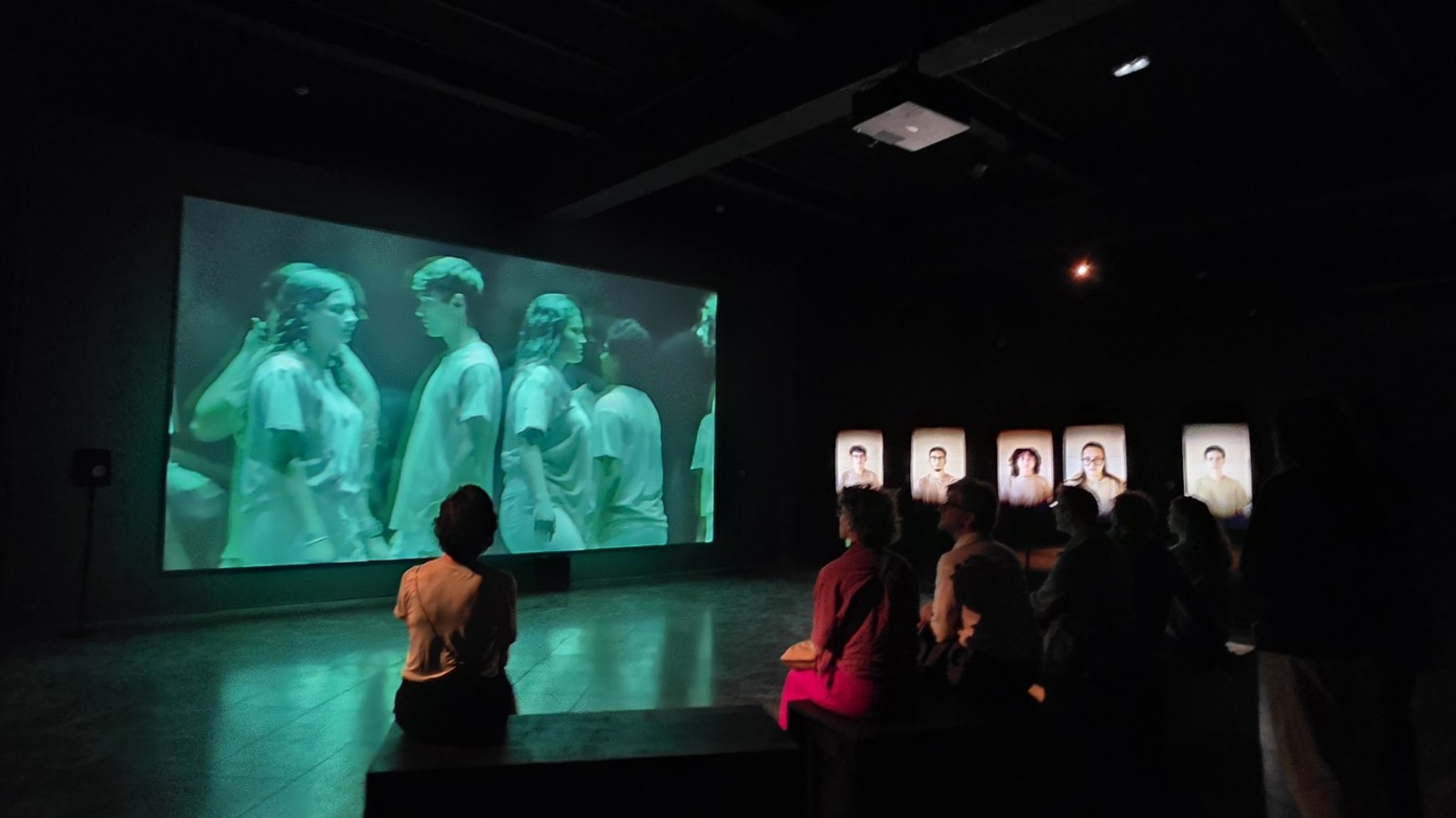 Vue de salle de l’installation We Are Together Because de Mikhail Karikis.