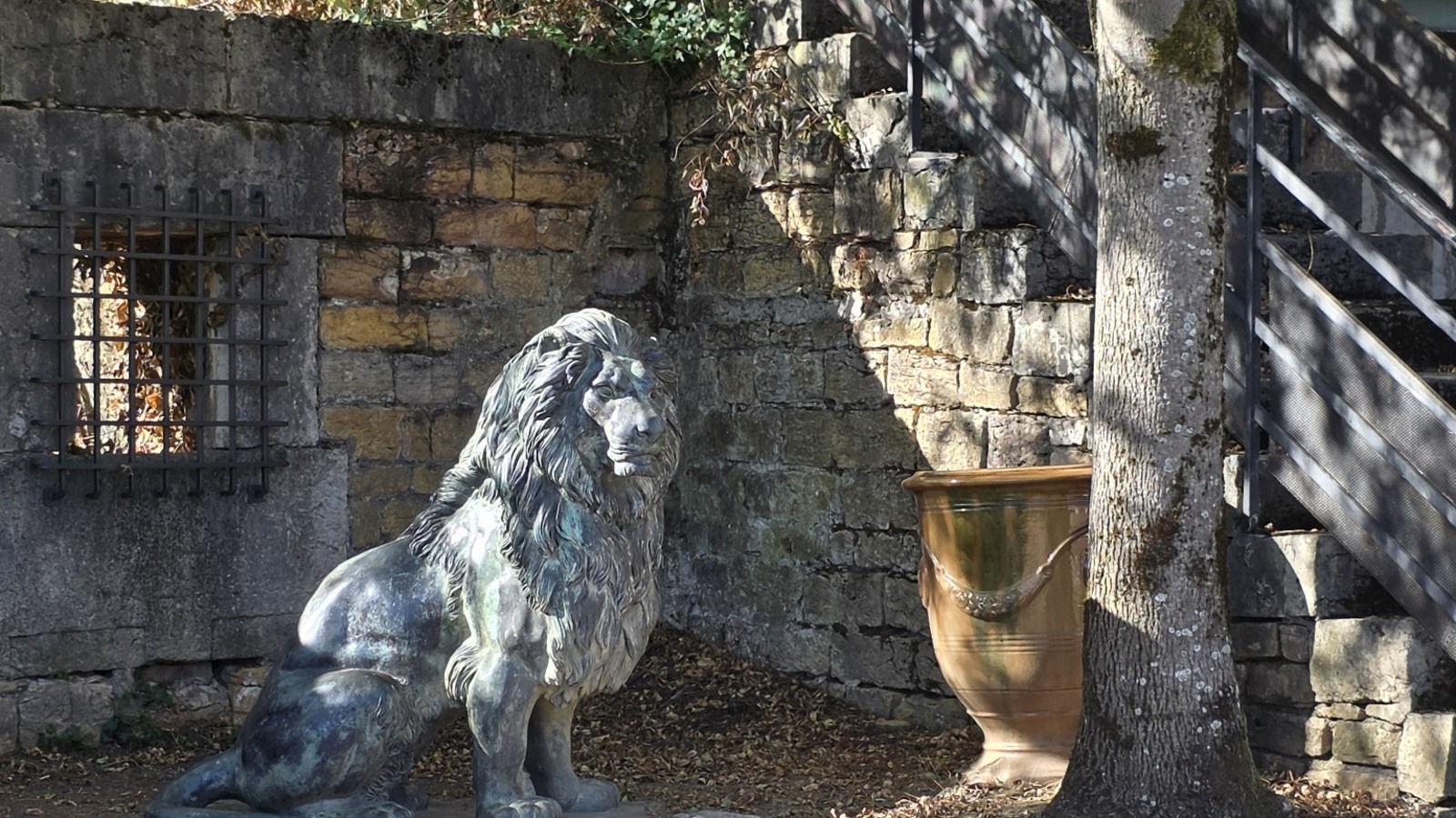 Sculpture et vestiges du Fort de Vaise, siège de la Fondation Renaud.