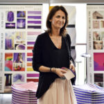 Rossella Guasco vice presidente CMF design Stellantis au milieu de ses echantillons de couleurs et de tissus