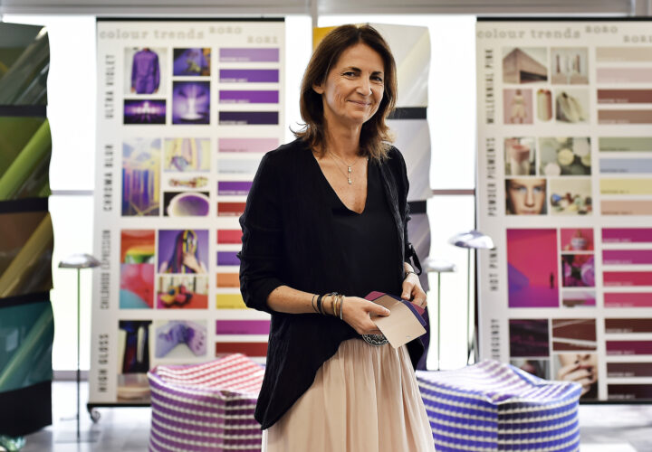 Rossella Guasco vice presidente CMF design Stellantis au milieu de ses echantillons de couleurs et de tissus